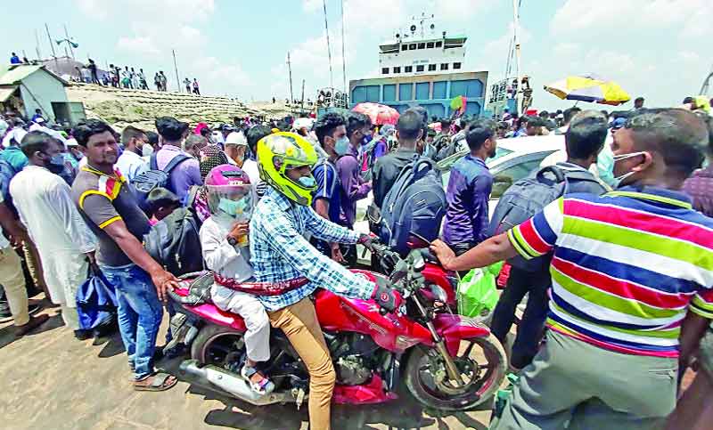 শিশুপুত্রকে শরীরে বেঁধে মোটরবাইকে কর্মস্থলের পথে বাবা