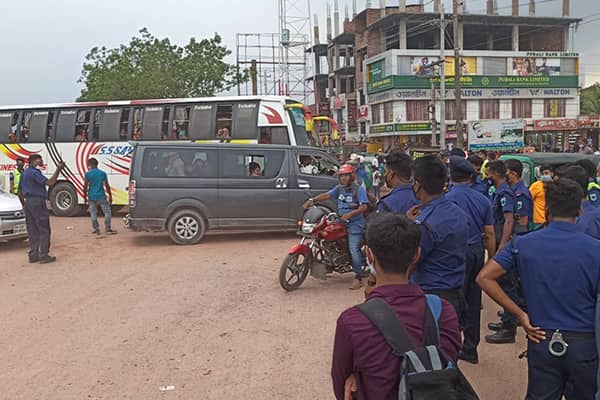ঢাকায় ফিরছে মানুষ