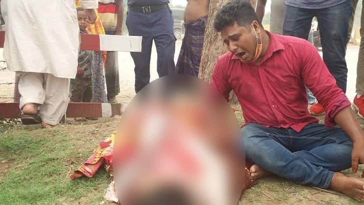 স্বামীর বাইক থেকে পড়ে ট্রাকচাপায় প্রাণ গেল স্ত্রীর
