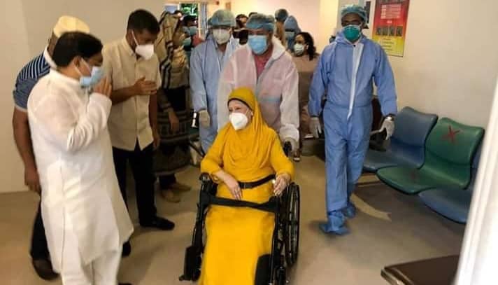 কারও সহযোগিতা ছাড়া হাঁটতে পারছেন না খালেদা জিয়া