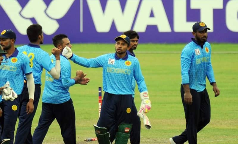 উড়তে থাকা আবাহনীকে মাটিতে নামাল খেলাঘর