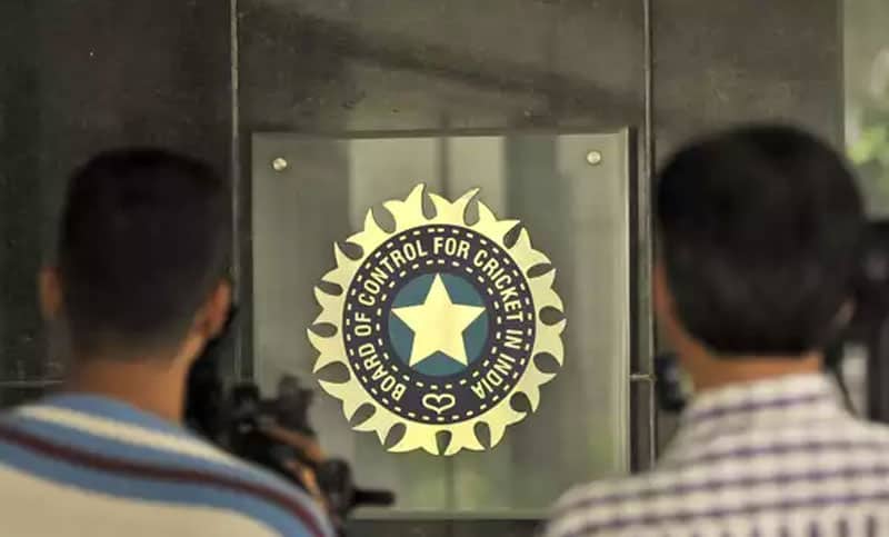 জুয়াড়িদের মাঠে ঢুকিয়ে আইপিএলের দুই পিয়ন গ্রেফতার