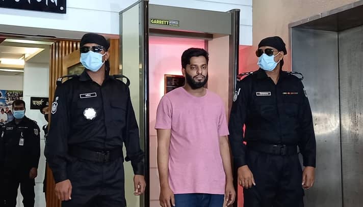 গ্রাহকের গ্যাস বিলের ১০ কোটি টাকা হাতিয়ে নিয়েছেন তিনি!