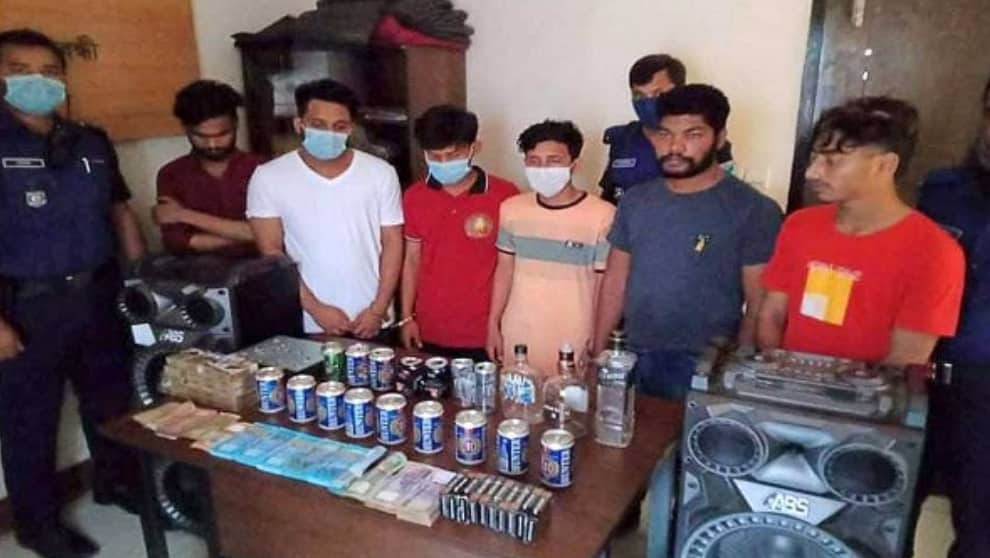 রিসোর্টে অসামাজিক কাজ করায় ২৪ নারী-পুরুষ ধরা