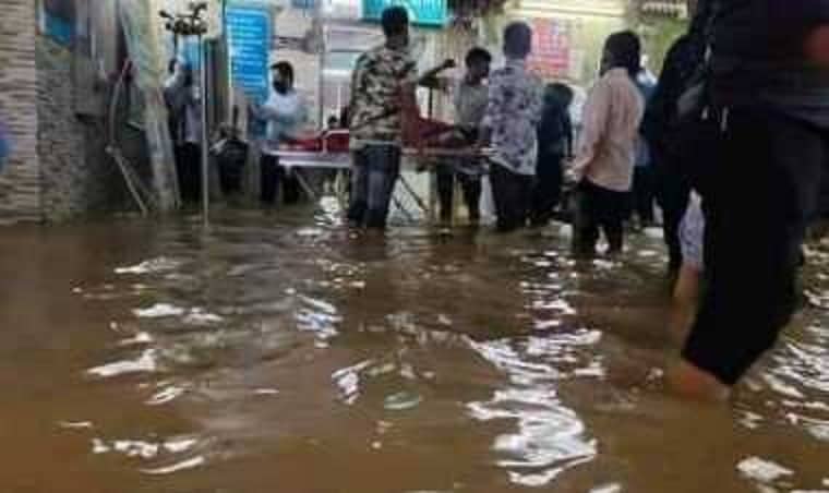 চট্টগ্রামে টানা বৃষ্টিতে জলাবদ্ধতা, হাসপাতালে হাঁটুপানি