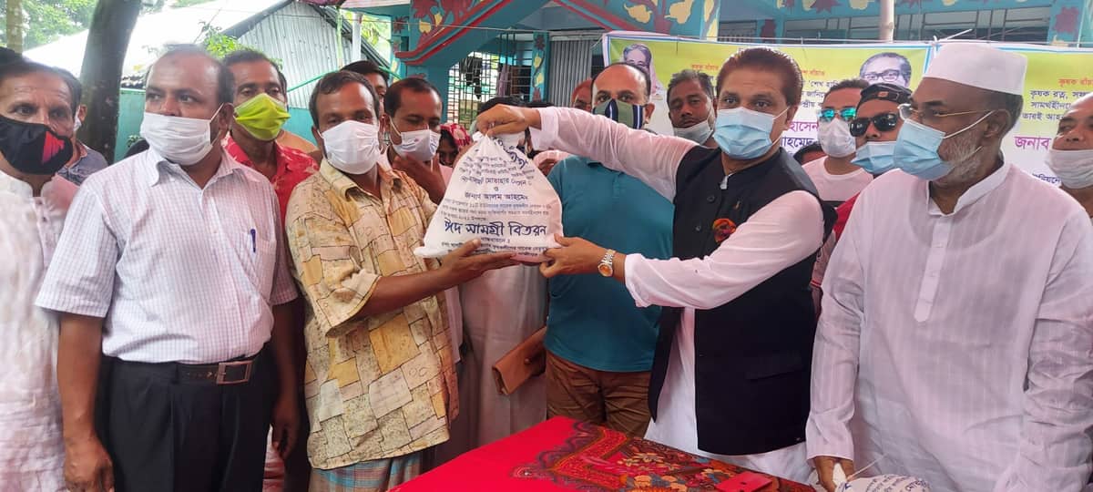 কাপাসিয়ায় কৃষকলীগ নেতার ঈদ সামগ্রী পেলো ৬ হাজার অসহায় পরিবার