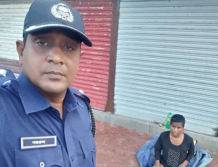 রাস্তায় পড়ে থাকা পাগলীর চিকিৎসার দায় কার?