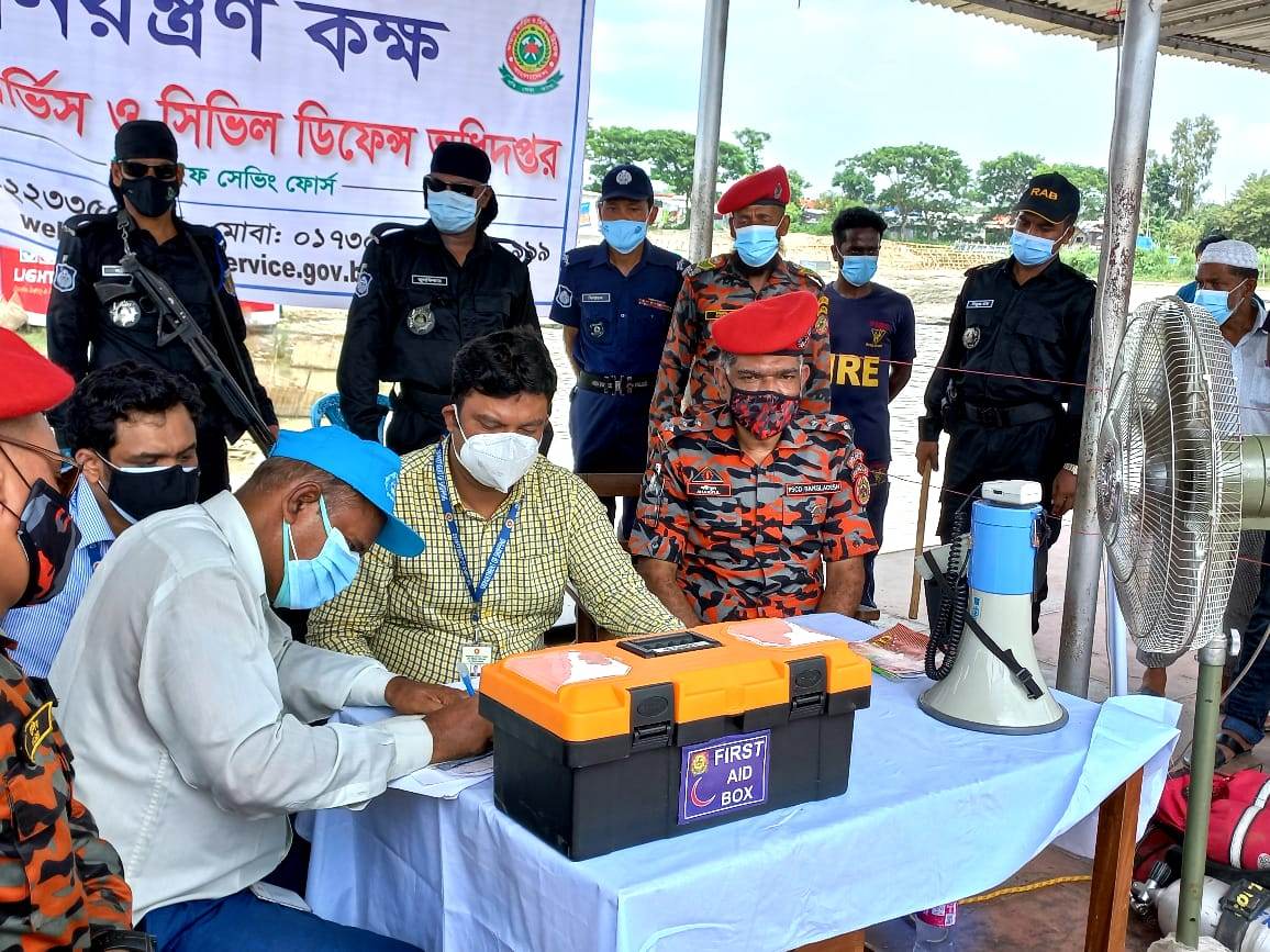 পাটুরিয়ায় দুই ফেরী ও একটি লঞ্চকে ২৫ হাজার টাকা জরিমানা