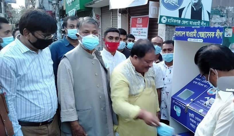 ফটো সেশনের ত্রাণ বিতরণে নেই স্বাস্থ্যবিধি, খালি হাতে ফিরলেন অনেকে