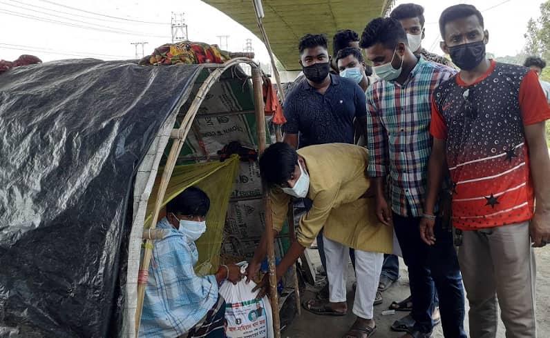 বেঁদে সম্প্রদায়ের মাঝে ছাত্রলীগের ঈদ সামগ্রী বিতরণ