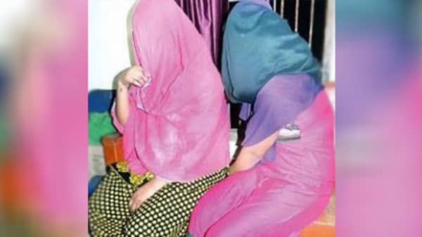 ফাঁকা বাড়িতে অনৈতিক কাজ, চার তরুণ-তরুণী ধরা