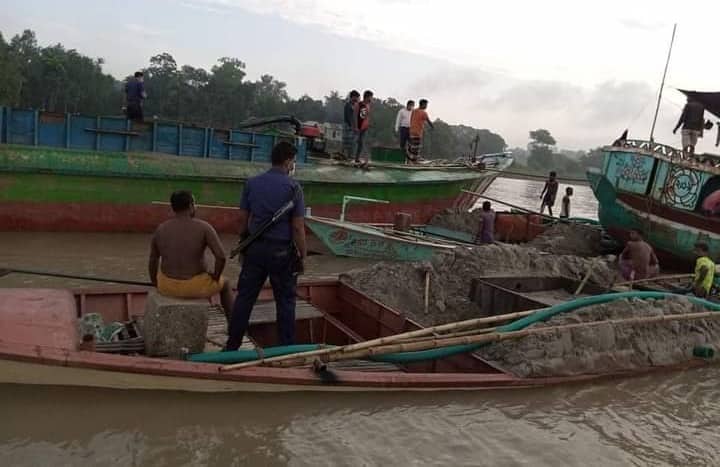 অবৈধ বালু ব্যবসায়ীদের জেল-জরিমানা