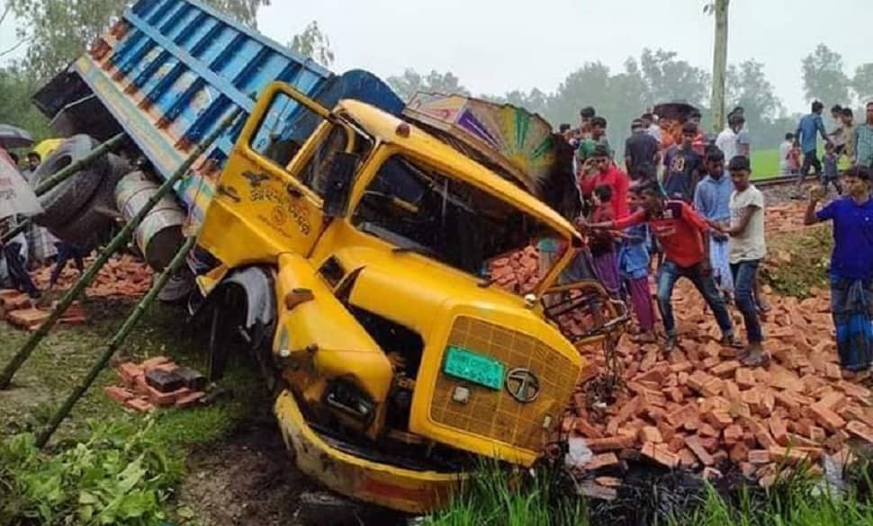নীলফামারীর ডোমারে ট্রেন-ট্রাক সংঘর্ষ, একজনের প্রাণহানি