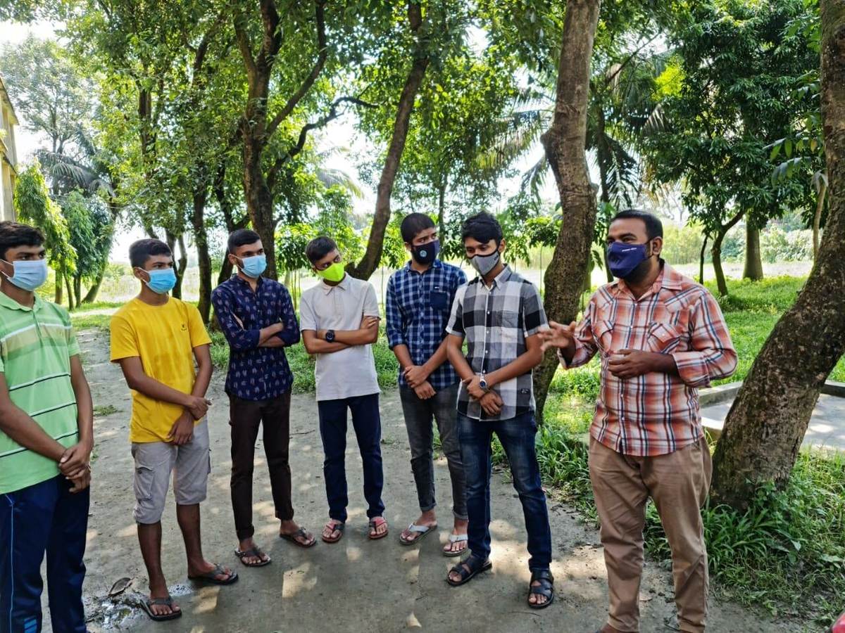 কালীগঞ্জে স্কুল-কলেজের শিক্ষার্থীদের হাত খরচের টাকায় হলো বৃক্ষ রোপণ