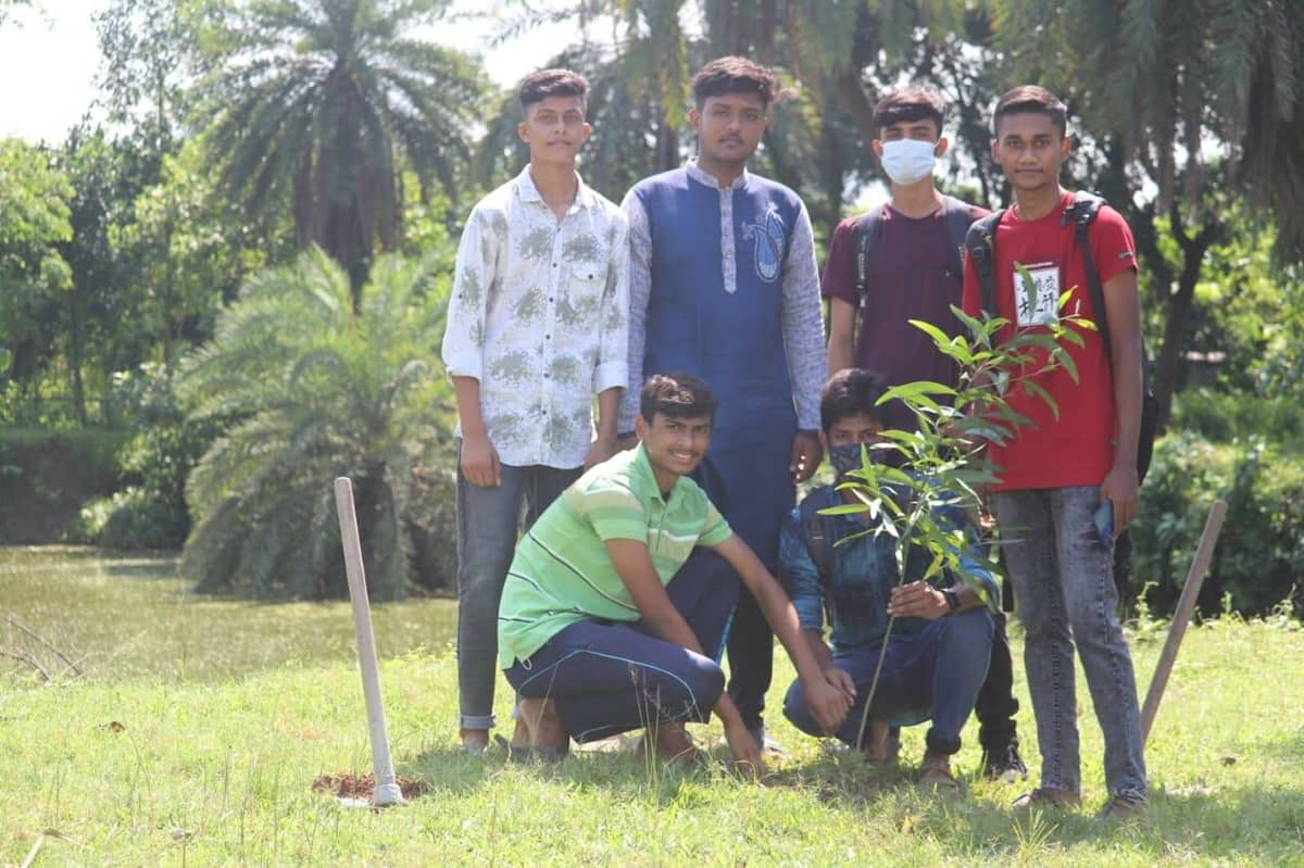 কালীগঞ্জে স্কুল-কলেজের শিক্ষার্থীদের হাত খরচের টাকায় হলো বৃক্ষ রোপণ