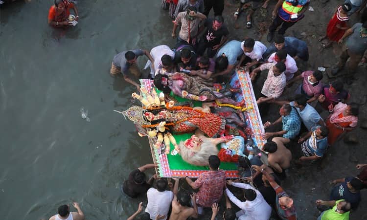 প্রতিমা বিসর্জনে শেষ হলো দুর্গোৎসব