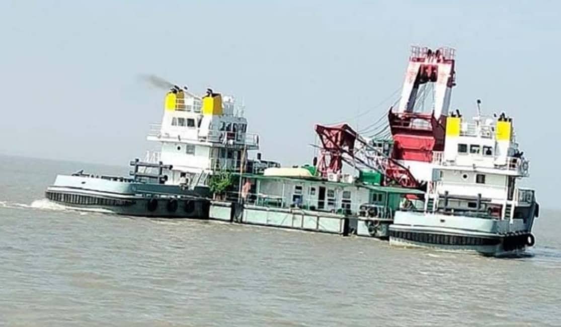 ডুবে যাওয়া ফেরি উদ্ধারে অবশেষে ঘাটে পৌঁছেছে রুস্তম