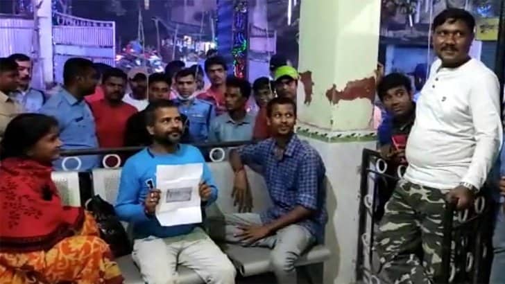 দোকানে পড়ে থাকা লটারির টিকিটেই রাতারাতি কোটিপতি চা বিক্রেতা