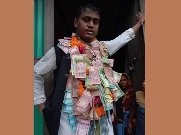 টাকার মালা দিয়ে নবনির্বাচিত ইউপি সদস্যকে বরণ