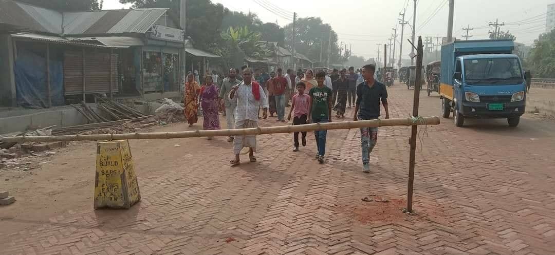 ক্ষতিপূরণ পায়নি: বাঁশ দিয়ে বেড়িগেট করে বিক্ষোভ