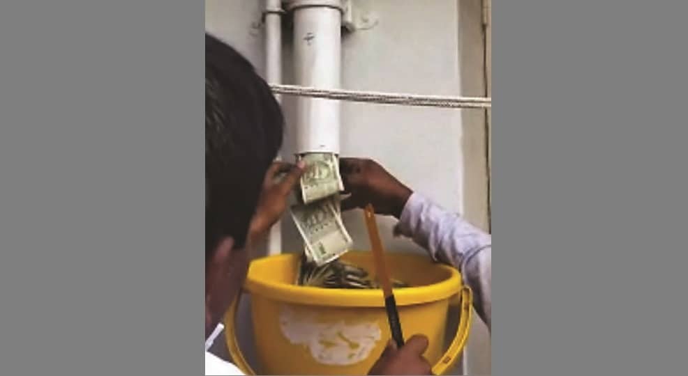 ১৫ লাখ টাকা পাওয়া গেলো প্রকৌশলীর বাড়ির পাইপে
