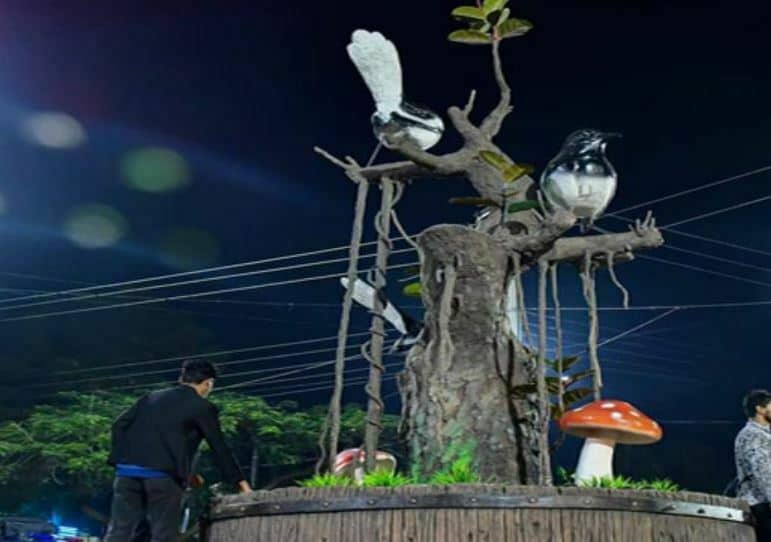 দৃষ্টিনন্দন ‘দোয়েল ভাস্কর্য’ দেখতে দর্শনার্থীদের ভিড়
