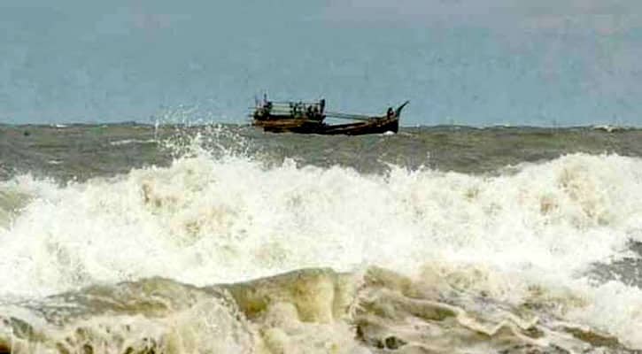 ঘূর্ণিঝড়ের কবলে পড়ে বঙ্গোপসাগরে ট্রলারডুবি, নিখোঁজ ২০