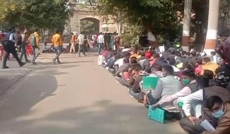 পিওনের চাকরি পেতে পিএইচডিধারীদের ভিড়