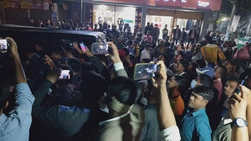 কক্সবাজারে কটেজে অভিযান, ৭ নারীসহ ২১ জন গ্রেফতার
