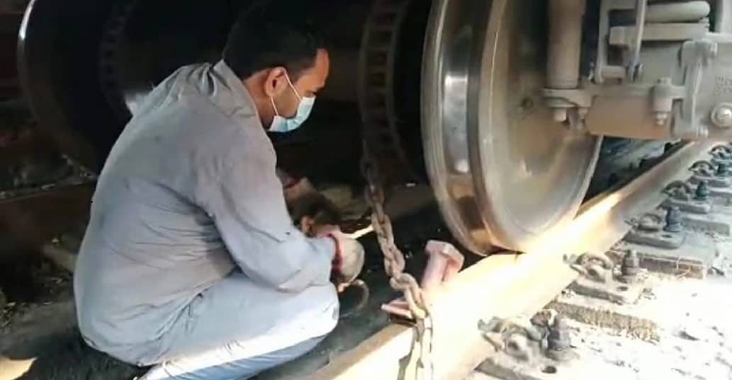 দুর্ঘটনা এড়াতে শিকল দিয়ে বাঁধা হলো ট্রেন