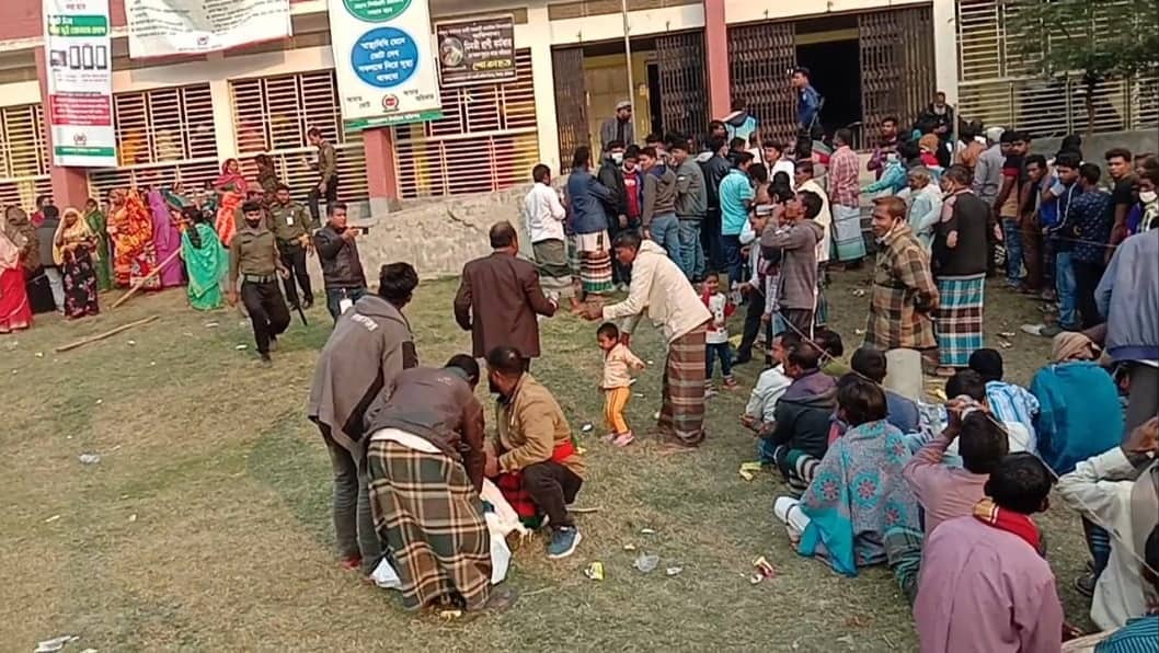 ভোটারদের আকৃষ্ট করতে নৌকার প্রার্থীর খাবার বিতরণ