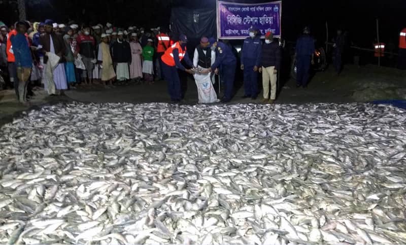 এতিম-অসহায়রা পেলেন জব্দ হওয়া ১৪০ মণ ইলিশ