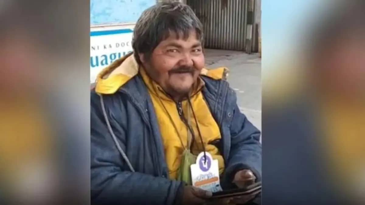 গলায় কিউআর কোড ঝুলিয়ে ট্যাব নিয়ে ডিজিটাল পেমেন্টে ভিক্ষা নেন তিনি