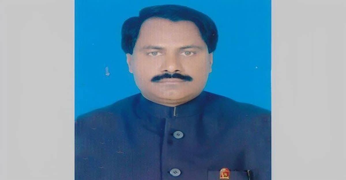 মঞ্চ থেকে কর্মীর ওপর জুতা ছুড়ে মারলেন উপজেলা চেয়ারম্যান