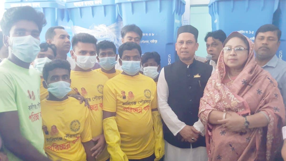 কালীগঞ্জে প্লাস্টিকের ডাস্টবিন বিতরণ