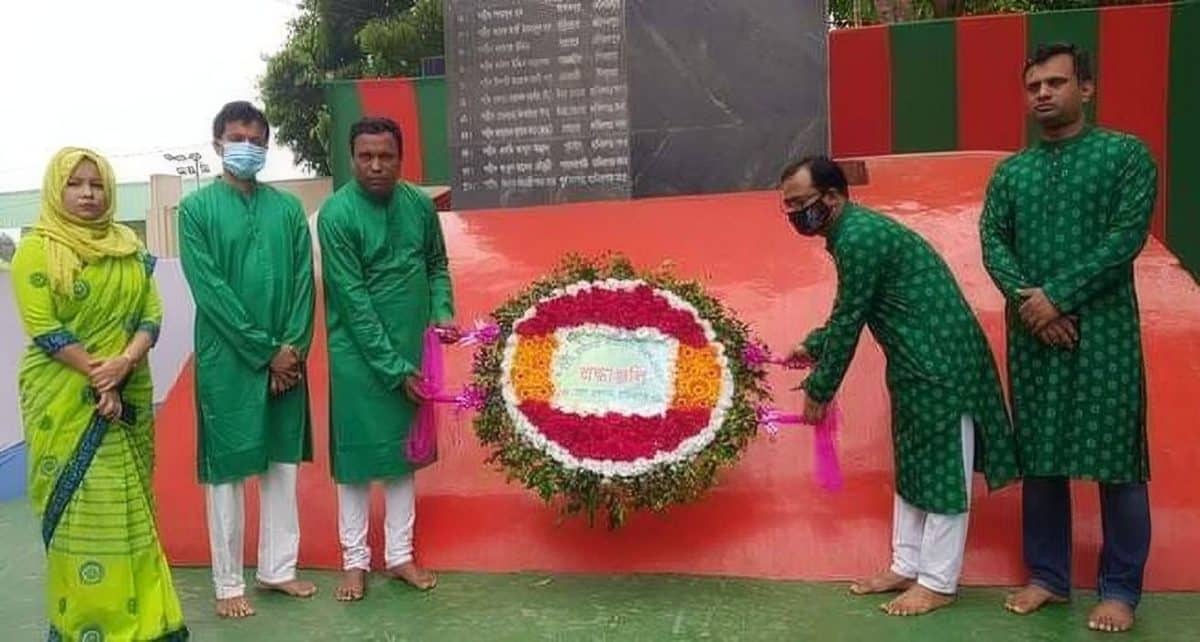 পুষ্পস্তবক অর্পণের মধ্য দিয়ে মানিকগঞ্জে স্বাধীনতা দিবস পালন