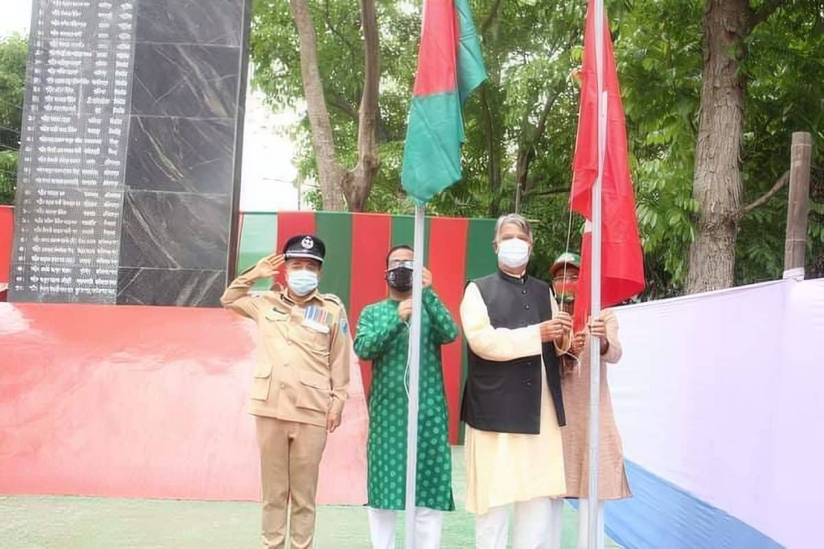 পুষ্পস্তবক অর্পণের মধ্য দিয়ে মানিকগঞ্জে স্বাধীনতা দিবস পালন