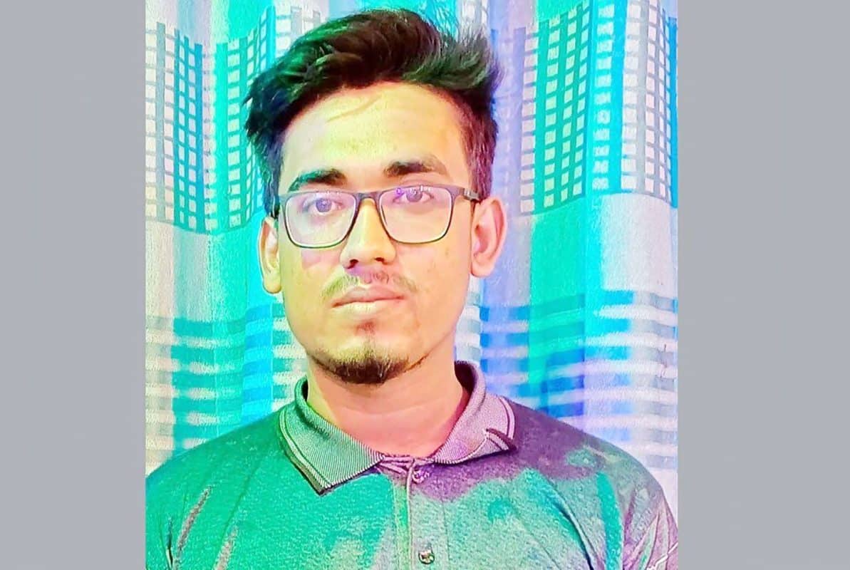 ভ্যানে করে রাস্তায় রাস্তায় চারা বিক্রি করে মেডিক্যালে চান্স পেলেন তাজগীর
