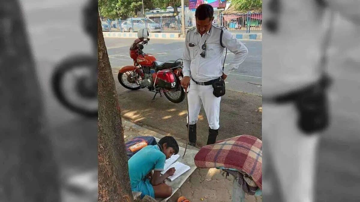 ডিউটির মাঝে রাস্তায় ছাত্র পড়াচ্ছেন পুলিশ! প্রশংসার ঝড়