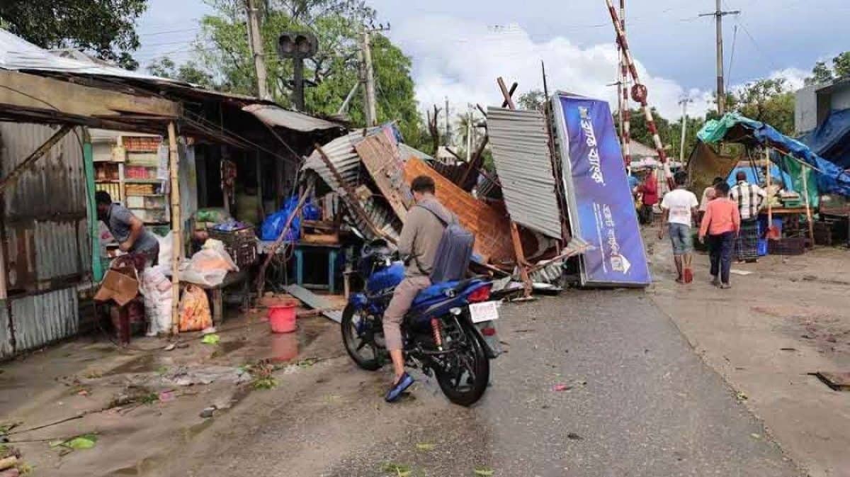 ৩ মিনিটের ঝড়ে লন্ডভন্ড তিন শতাধিক বাড়ি