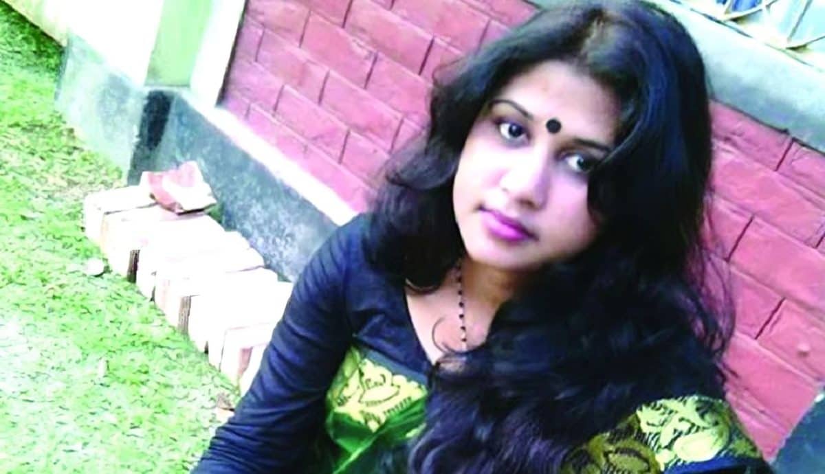 সুন্দরীর প্রেমে হাবুডুবু, খেসারত দিলেন চেয়ারম্যান