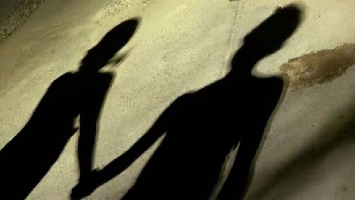 প্রেমের টানে বাড়ি ছাড়লেন ৫৫ বছরের নারী
