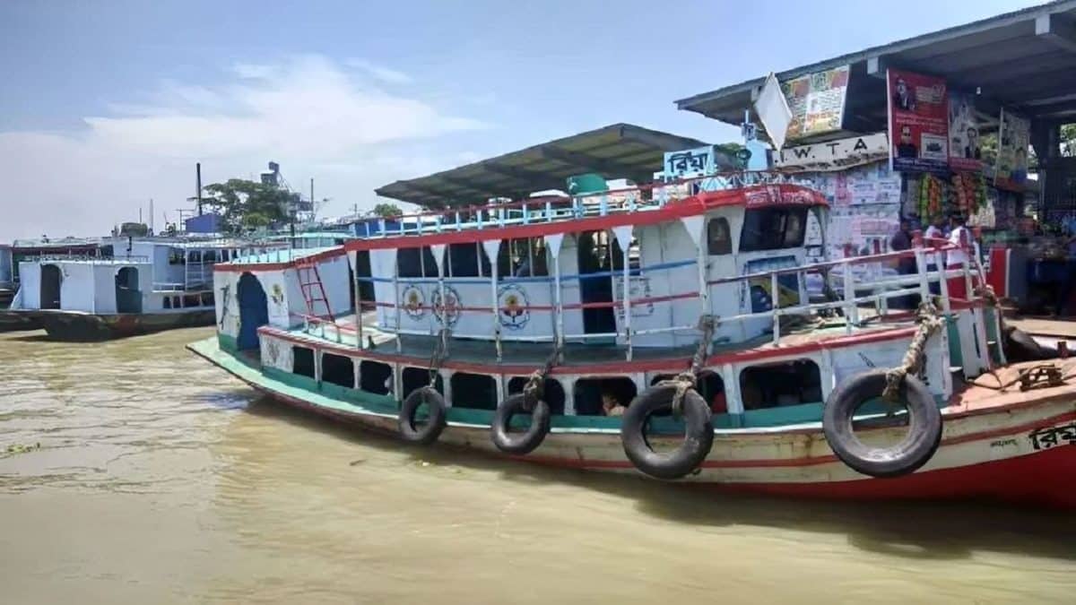 পাটুরিয়া-দৌলতদিয়া নৌরুটে লঞ্চ চলাচল বন্ধ