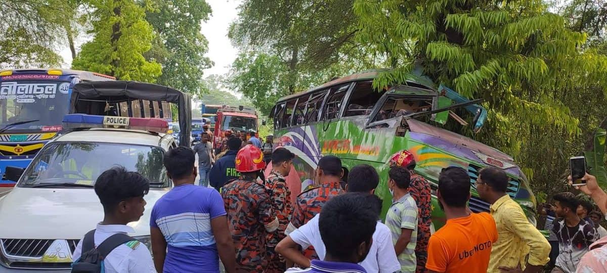 মানিকগঞ্জে বাস নিয়ন্ত্রণ হারিয়ে মা-ছেলেসহ নিহত ৩