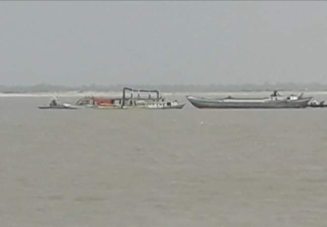 যমুনায় যুবলীগ নেতার অবৈধ ড্রেজার বাণিজ্য