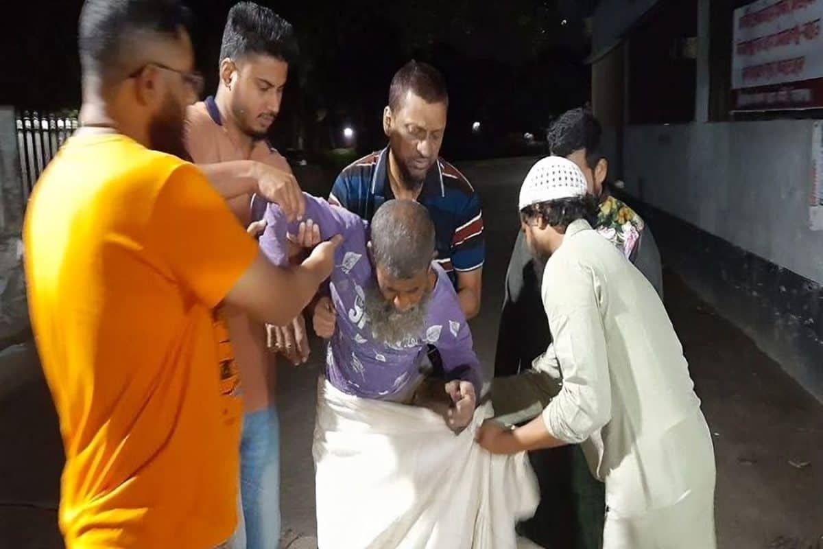 ভিক্ষুকের টাকা ছিনিয়ে নিয়ে বাস থেকে ফেলে দিলো দুর্বৃত্তরা