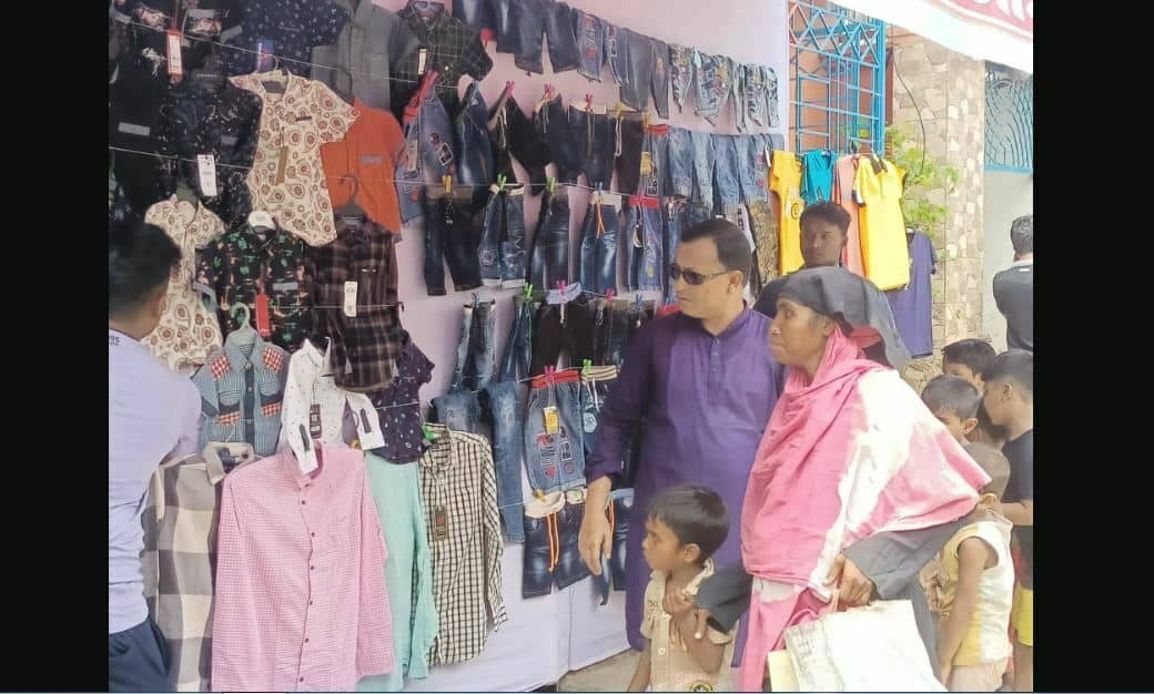 ভালবাসার বিনিময়ে অসহায়দের জন্য সমরের ‘এক মিনিটের ঈদ বাজার’