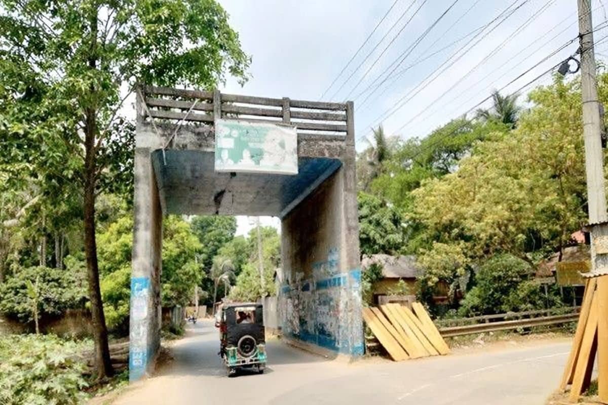 অর্ধ কোটি টাকা খরচে সড়কের মাঝখানে একি সেতু, না উড়ালসড়ক?