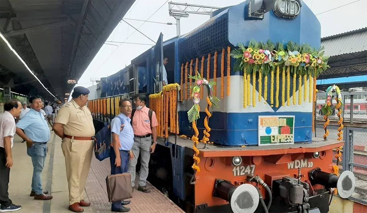 দুই বছর পর কলকাতা থেকে খুলনার পথে ‘বন্ধন এক্সপ্রেস’