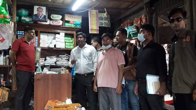 সয়াবিন তেল বোতল থেকে বের করে খোলা তেল হিসেবে বিক্রি